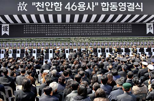 Family members of victims offer flowers at an altar for the deceased sailors from the sunken South Korean naval ship Cheonan during a funeral ceremony at a navy base at Pyeongtaek, south of Seoul Thursday, April 29, 2010. [Xinhua]