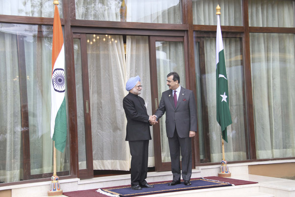 Indian Prime Minister Manmohan Singh (L) shakes hands with his Pakistani counterpart Yousuf Raza Gilani during their meeting in Thimphu, capital of Bhutan, on April 29, 2010. [Chen Zhanjie/Xinhua]