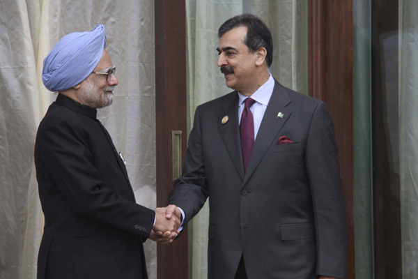 Indian Prime Minister Manmohan Singh (L) shakes hands with his Pakistani counterpart Yousuf Raza Gilani during their meeting in Thimphu, capital of Bhutan, on April 29, 2010. [Chen Zhanjie/Xinhua]