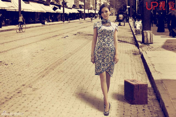 Sun Wenting is dressed up in old Shanghai style. 