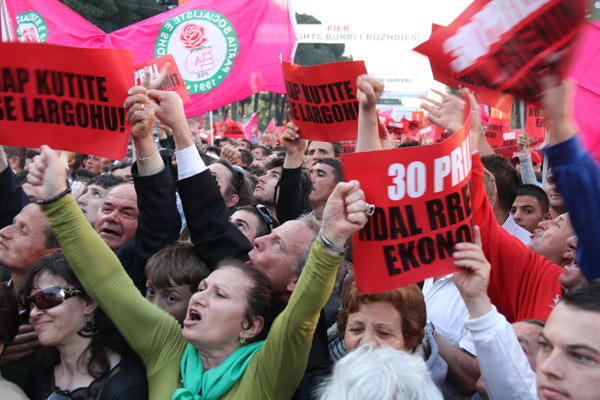 Tens of thousdands of people throng the main square of Tirana, capital of Albania, on April 30, 2010, demanding a recount of ballots in elections on June 28, 2009. [Yang Ke/Xinhua]