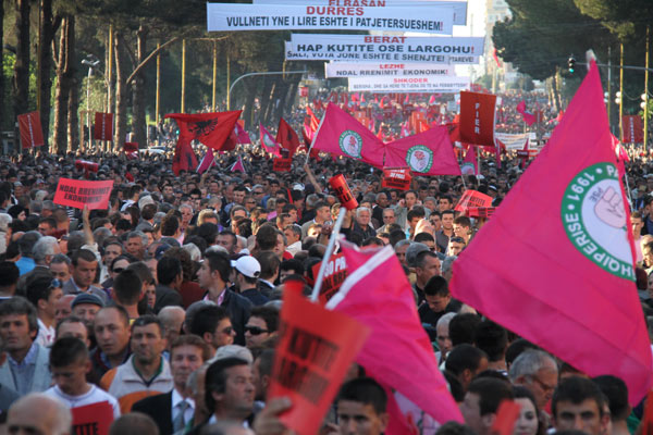 Tens of thousdands of people throng the main square of Tirana, capital of Albania, on April 30, 2010, demanding a recount of ballots in elections on June 28, 2009. [Yang Ke/Xinhua]