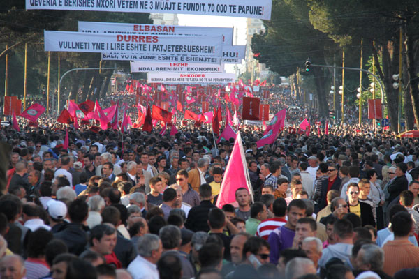 Tens of thousdands of people throng the main square of Tirana, capital of Albania, on April 30, 2010, demanding a recount of ballots in elections on June 28, 2009. [Yang Ke/Xinhua]