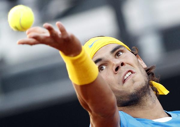 Rafael Nadal of Spain serves to Stanislas Wawrinka of Switzerland during their quarter final match at the Rome Masters tennis tournament in Rome April 30, 2010. [Xinhua]