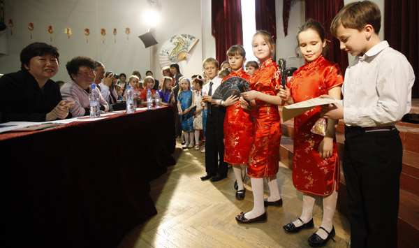 Students receive certificates and awards after the preliminary contest Moscow division of the &apos;Chinese Bridge&apos; Chinese proficiency competition for middle school and primary school students in Moscow, capital of Russia, April 30, 2010. More than 100 middle school and primary school students from 15 schools participated in the contest here on Friday. [Lu Jinbo/Xinhua]