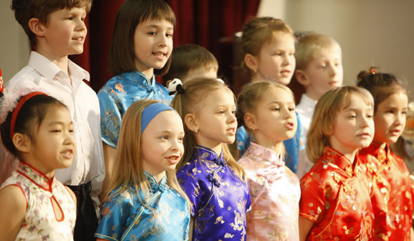 Students perform Chinese songs during the preliminary contest Moscow division of the &apos;Chinese Bridge&apos; Chinese proficiency competition for middle school and primary school students in Moscow, capital of Russia, April 30, 2010. More than 100 middle school and primary school students from 15 schools participated in the contest here on Friday. [Lu Jinbo/Xinhua]