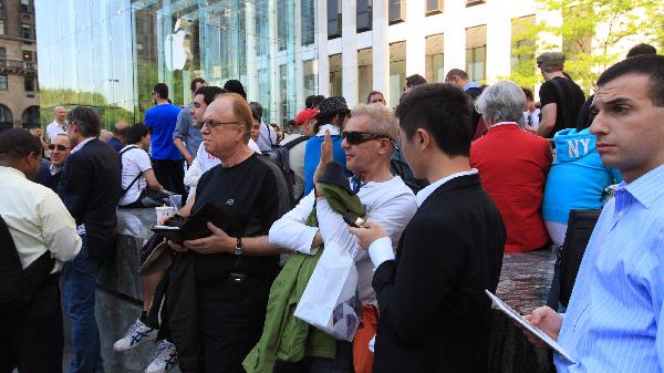 Customers wait to buy iPad 3G outside of an Apple Store at the 5th Avenue in New York, the United States, April 30, 2010. The iPad 3G was formally on sale to public in U.S. on Friday with the price of 130 US dollars higher than iPad Wi-Fi. [Wu Kaixiang/Xinhua]