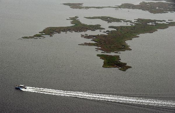 U.S. President Barack Obama on Friday ordered investigation into an oil rig explosion that led to a massive oil spill in the Gulf of Mexico, threatening fragile coastal environment there. (Xinhua/AFP Photo)