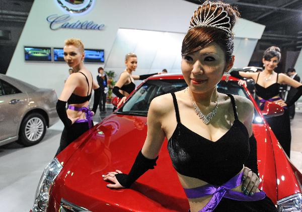 Models promote Cadillac cars at the 7th Quanzhou International Auto Show in Jinjiang, southeast China&apos;s Fujian Province, May 1, 2010. [Zhang Guojun/Xinhua] 