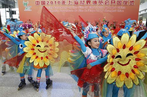 Art performance at the opening ceremony of the site of Expo 2010 Shanghai China. [Xinhua]