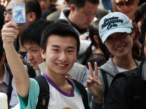  A visitor is showing his ticket. [Xinhua]