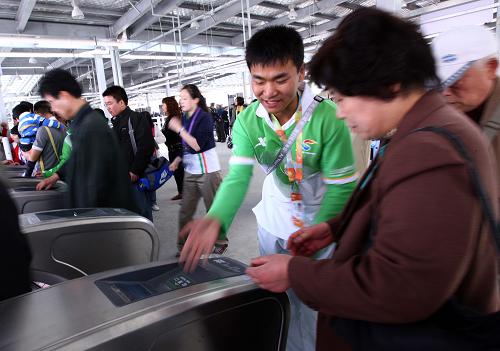 Visitors are entering the Expo park. [Xinhua]