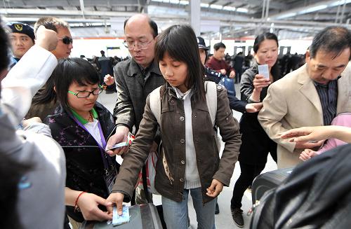 Visitors are entering the Expo park. [Xinhua]