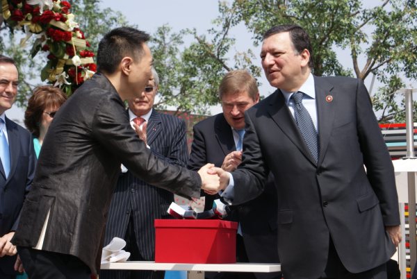 Barroso recieves gift from a Chinese designer