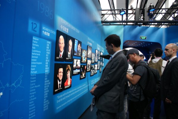 First group of spectators visite EU pavilion 1