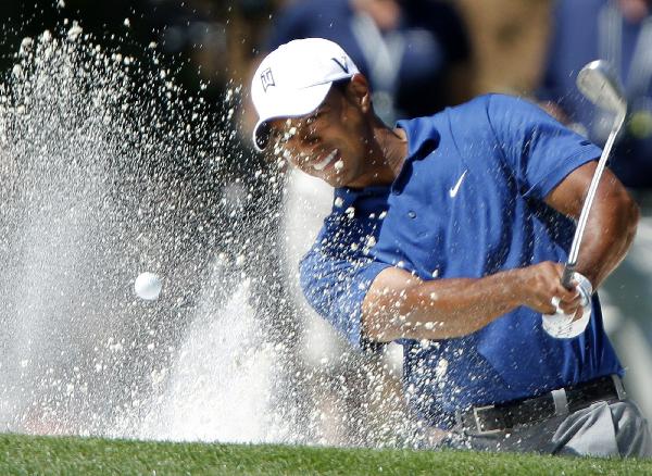 U.S. golfer Tiger Woods hits a driver during second round play of the Quail Hollow Championship PGA golf tournament at Quail Hollow Golf Club in Charlotte, North Carolina, April 30, 2010. (Xinhua/Reuters Photo) 