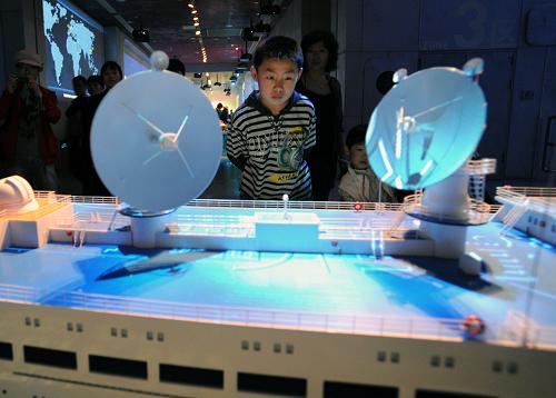 Tourists visit China Shipbuilding Industry Corporation Pavilion. [Xinhua]