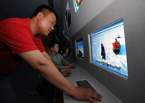 Tourists visit China Shipbuilding Industry Corporation Pavilion. [Xinhua]