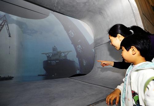  Tourists visit China Shipbuilding Industry Corporation Pavilion. [Xinhua]