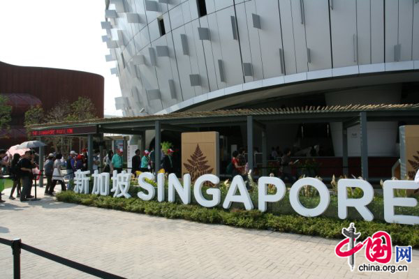 Singapore pavilion welcomes visitors on the first day at Shanghai Expo