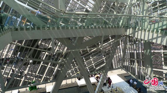 The rooms inside the Swedish Pavilion are connected with transparent channels in Shanghai World Expo. The Expo is held in Shanghai, China, from May 1 to October 31, 2010. [Xu Lin / China.org.cn]