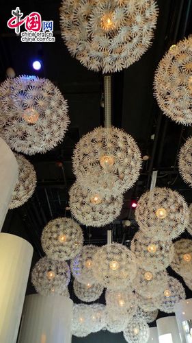 The snow flowers at the ceiling of exhibition rooms in Swedish Pavilion bring people’s mind to Sweden. [Xu Lin / China.org.cn]