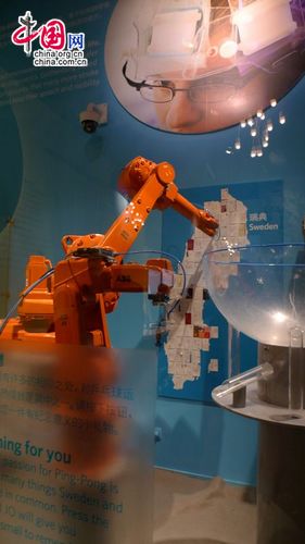 The innovative robot is pasting the business card from a visitor on the board in Swedish Pavilion in Shanghai World Expo. [Xu Lin / China.org.cn]