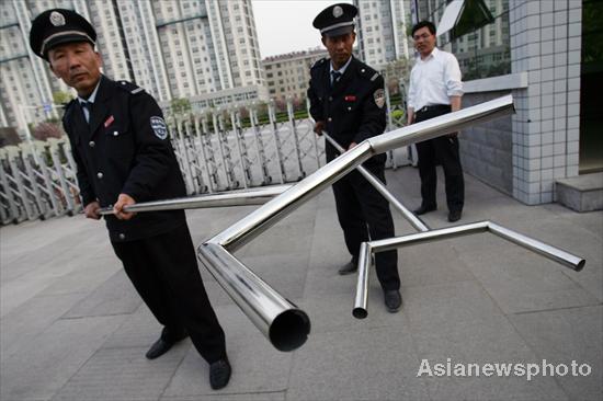 Security guards contain an attacker with specially designed forks in a mocked attack in Dongming Middle School in Weifang, East China's Shandong province May 2, 