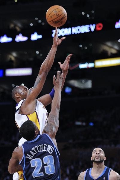 Los Angeles Lakers' Kobe Bryant goes up for a shoot over Utah Jazz's Wesley Matthews during the first game of their NBA Western Conference semi-final playoff series in Los Angeles, the United States, on May 2, 2010. Los Angeles Lakers won the match 104-99. (Xinhua/Qi Heng)