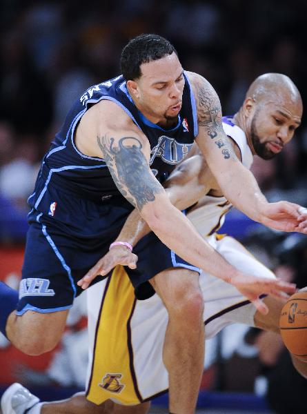 Los Angeles Lakers' Derek Fisher (R) fights defends Utah Jazz's Deron Williams during the first game of their NBA Western Conference semi-final playoff series in Los Angeles, the United States, on May 2, 2010. Los Angeles Lakers won the match 104-99. (Xinhua/Qi Heng)