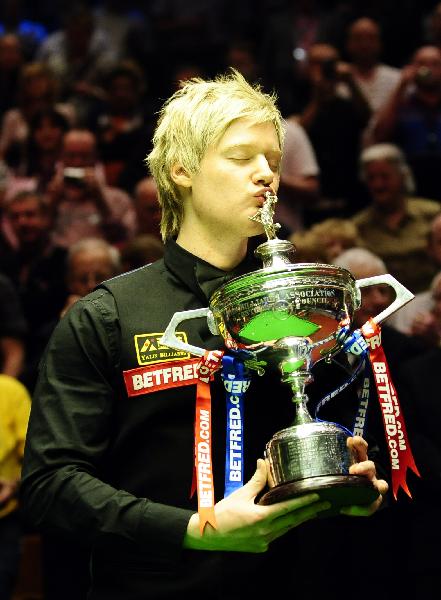 Australian Neil Robertson kisses his trophy during the awarding ceremony for the 2010 World Snooker Championship at the Crucible Theatre in Sheffield, Britain, May 4, 2010. Robertson defeated Graeme Dott of Scotland in the final by 18-13. (Xinhua/Zeng Yi)