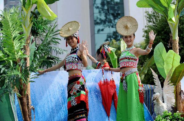  Girl of the Dai ethnic group perform on a float during a carnival parade marking the opening of the 2010 Kunming Tourism Festival in Kunming, capital of southwest China's Yunnan Province, May 1, 2010, (Xinhua/Lin Yiguang)