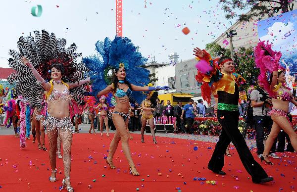 Brazilian performers dance during a carnival parade marking the opening of the 2010 Kunming Tourism Festival in Kunming, capital of southwest China's Yunnan Province, May 1, 2010, [Xinhua/Lin Yiguang] 