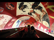 Visitors tour Japanese Pavilion in the World Expo in Shanghai, east China, on May 3, 2010. [Photo by Yang Jia]