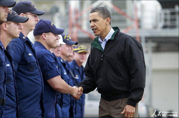 U.S. President Barack Obama shakes hands with staffs while touring the Coast Guard Venice Center in the Gulf of Mexico region to view environmental damage caused by the sinking of BP&apos;s oil and gas Deepwater Horizontal drilling rig, in Venice, Louisiana May 2, 2010. [Fotomore.cn] 