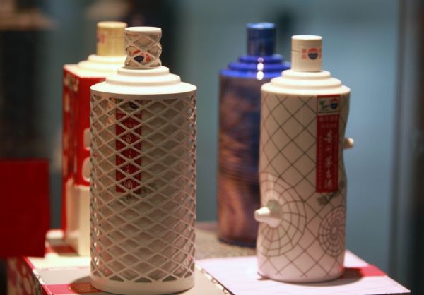 Limited-version Guizhou Maotai liquor presented at Expo