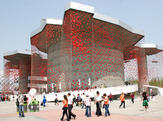 The exterior of Swiss Pavilion at Shanghai World Expo on May 3, 2010. The structure of the building has a roof with vast plantation and supported by two cylindrical columns. [China.org.cn / Xu Lin] 