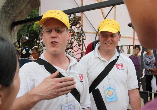 A pair of foreign twin brothers talk to media during the Sixth Mojiang International Twins Festival which attracts nearly one thousand pairs of twins in Mojiang county,Yunnan province, May 2, 2010. 