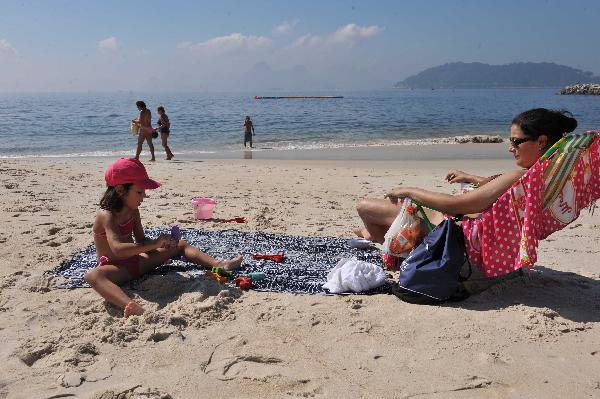 People enjoy their weekend at the beach of Flamengo in Rio de Janeiro, Brazil, May 2, 2010. 