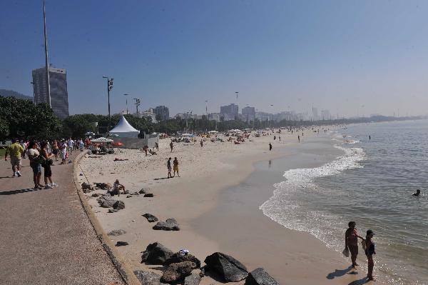 People enjoy their weekend at the beach of Flamengo in Rio de Janeiro, Brazil, May 2, 2010.