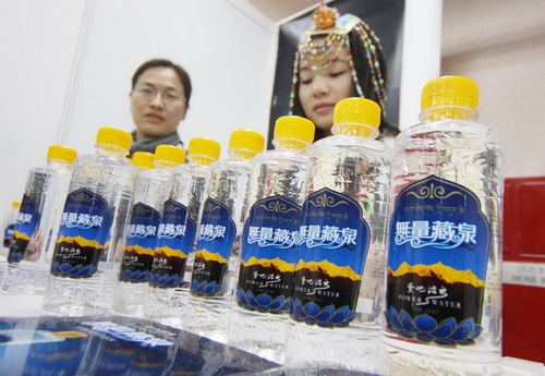 Bottles of premium water made by Yunnan Shangri-La Power Water Co Ltd are on display at a supermarket in Beijing. The capacity of the premium drinking water market will top 10 billion yuan in the next five years. [Nan Shan / For China Daily]