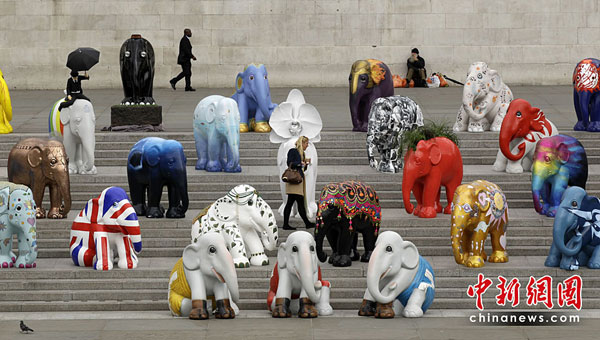 A selection of model baby elephants are displayed in Trafalgar Square in London, May 4, 2010. The London Elephant Parade 2010 will see the capital taken over by 260 life-size baby elephants, all hand-painted by an assortment of established and emerging talent from the art and design world. [chinanews.com.cn]