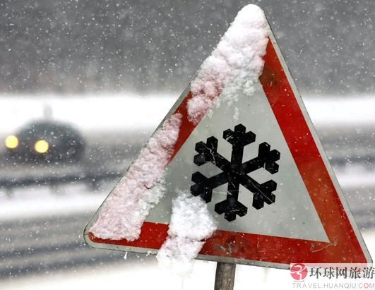 A road sign in Windach, Germany, reminds the drivers of snowflakes. [huanqiu.com]