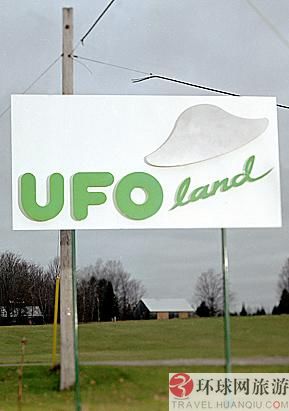 A road sign in Montreal, Canada, reads: &apos;UFO land&apos;. [huanqiu.com]