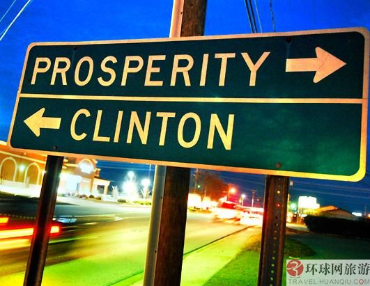 A road sign in South Carolina, U.S., directs to two towns--Prosperity and Clinton. [huanqiu.com]