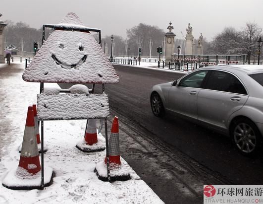 A smiling face on a road sign outside the Buckingham Palace, London, Britain. [huanqiu.com]