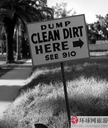 A road sign erected in 1952 tells people where to dump their clean dirt. [huanqiu.com] 