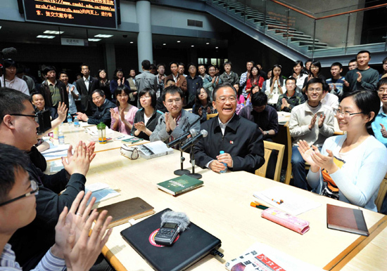 Chinese Premier Wen Jiabao (2nd R, Front) talks with students in the library at Peking University in Beijing, capital of China, May 4, 2010. Wen spent the Chinese Youth Day with students of Peking University here on Tuesday. [Li Tao/Xinhua]