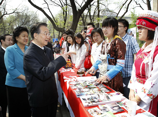 Chinese Premier Wen Jiabao (L, Front) talks with students of ethnic groups at Peking University in Beijing, capital of China, May 4, 2010. Wen spent the Chinese Youth Day with students of Peking University here on Tuesday. [Liu Jiansheng/Xinhua]