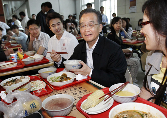 Chinese Premier Wen Jiabao (2nd R) has lunch with students in a cafeteria at Peking University in Beijing, capital of China, May 4, 2010. Wen spent the Chinese Youth Day with students of Peking University here on Tuesday. [Liu Jiansheng/Xinhua]